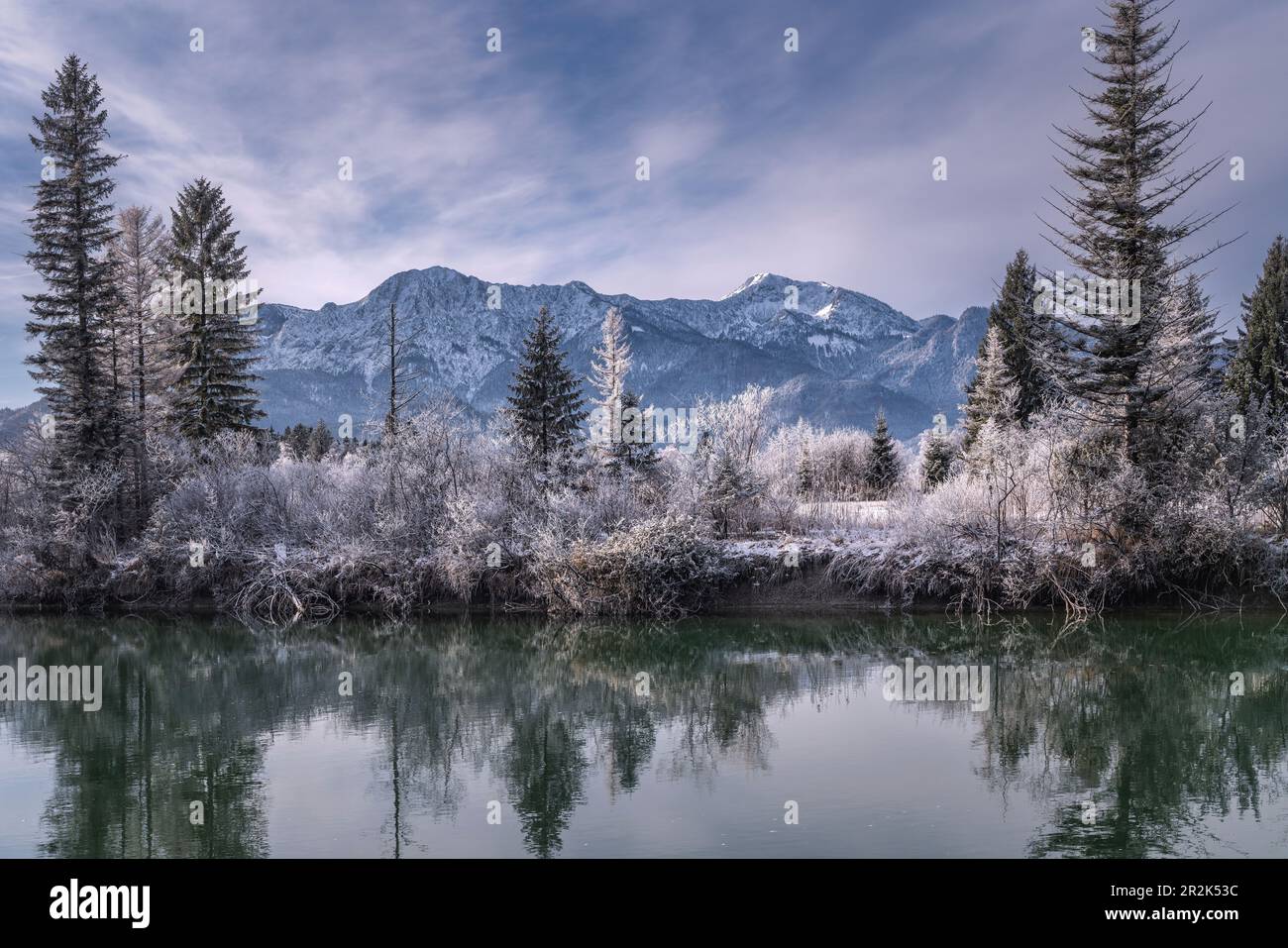 Giornata invernale al Loisach vicino a Kochel am See, Baviera, Germania Foto Stock
