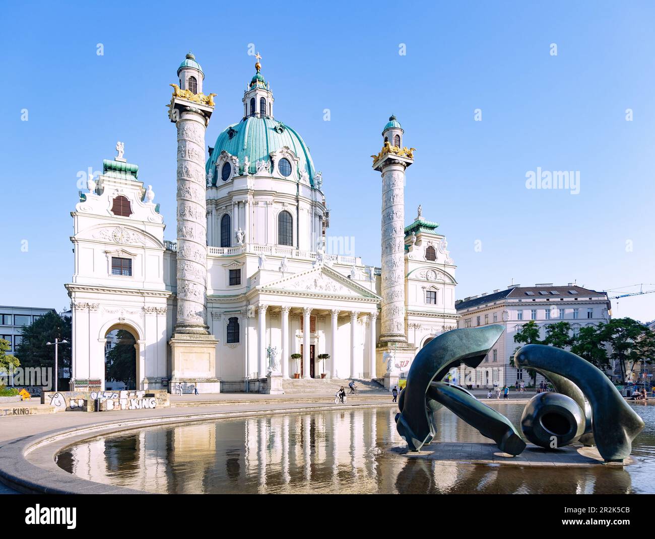 Vienna; Chiesa di Carlo, Arco di collina, scultura di Henry Moore Foto Stock