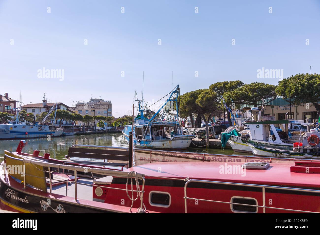 Caorle, porto peschereccio Darsena dell'Orologio Foto stock - Alamy