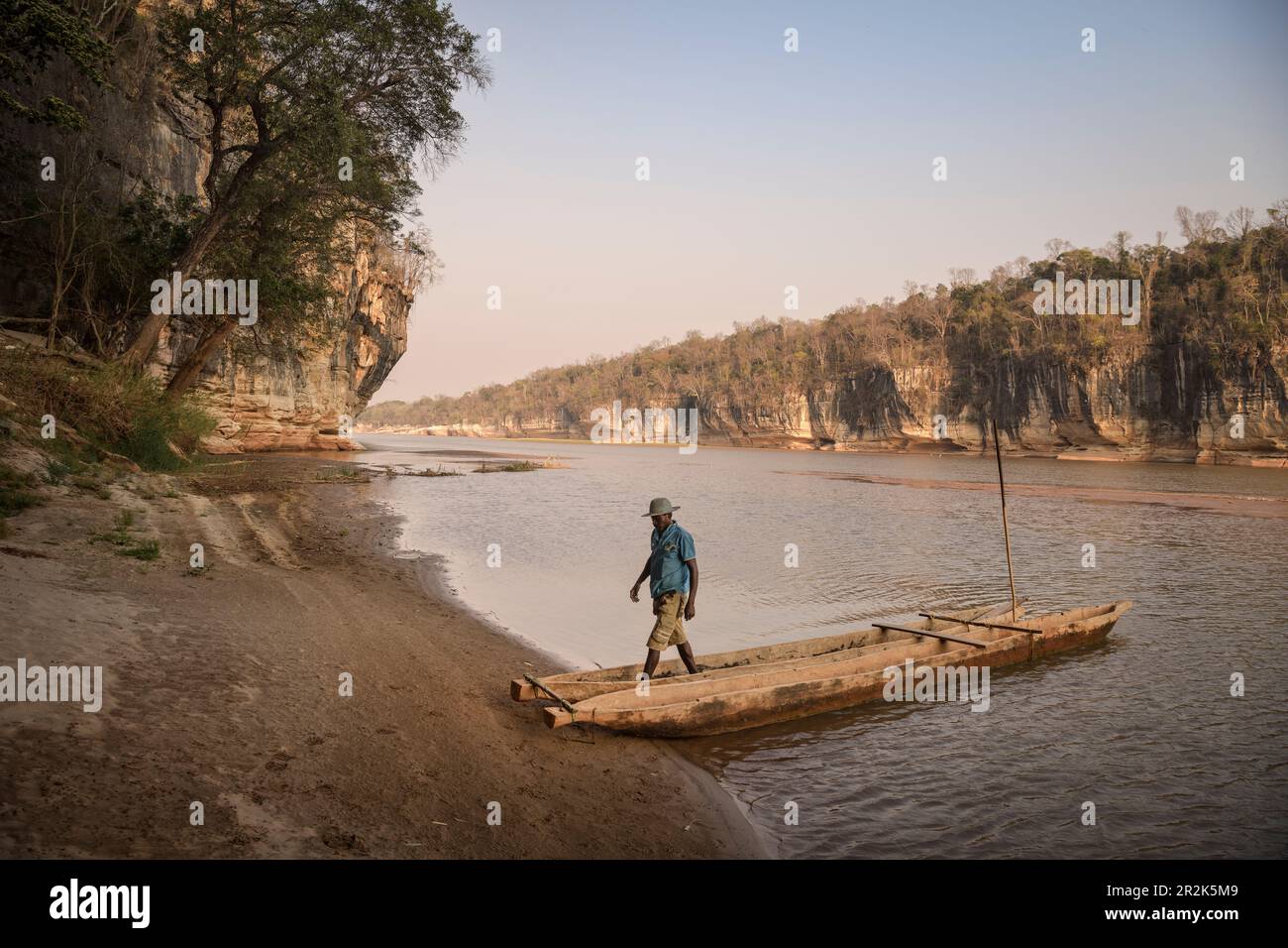 Uomo che esce dalla barca sul fiume Manambolo, Parco Nazionale Tsingy de Bemaraha, Bekopaka, Madagascar, Provincia Mahajanga, Africa, Patrimonio mondiale dell'UNESCO Foto Stock