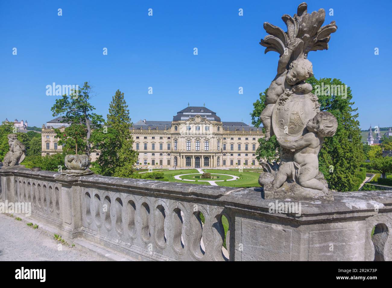 Würzburg, residenza con cortile giardino, giardino est, passeggiata sui vecchi bastioni con sculture di Johann Peter Wagner Foto Stock