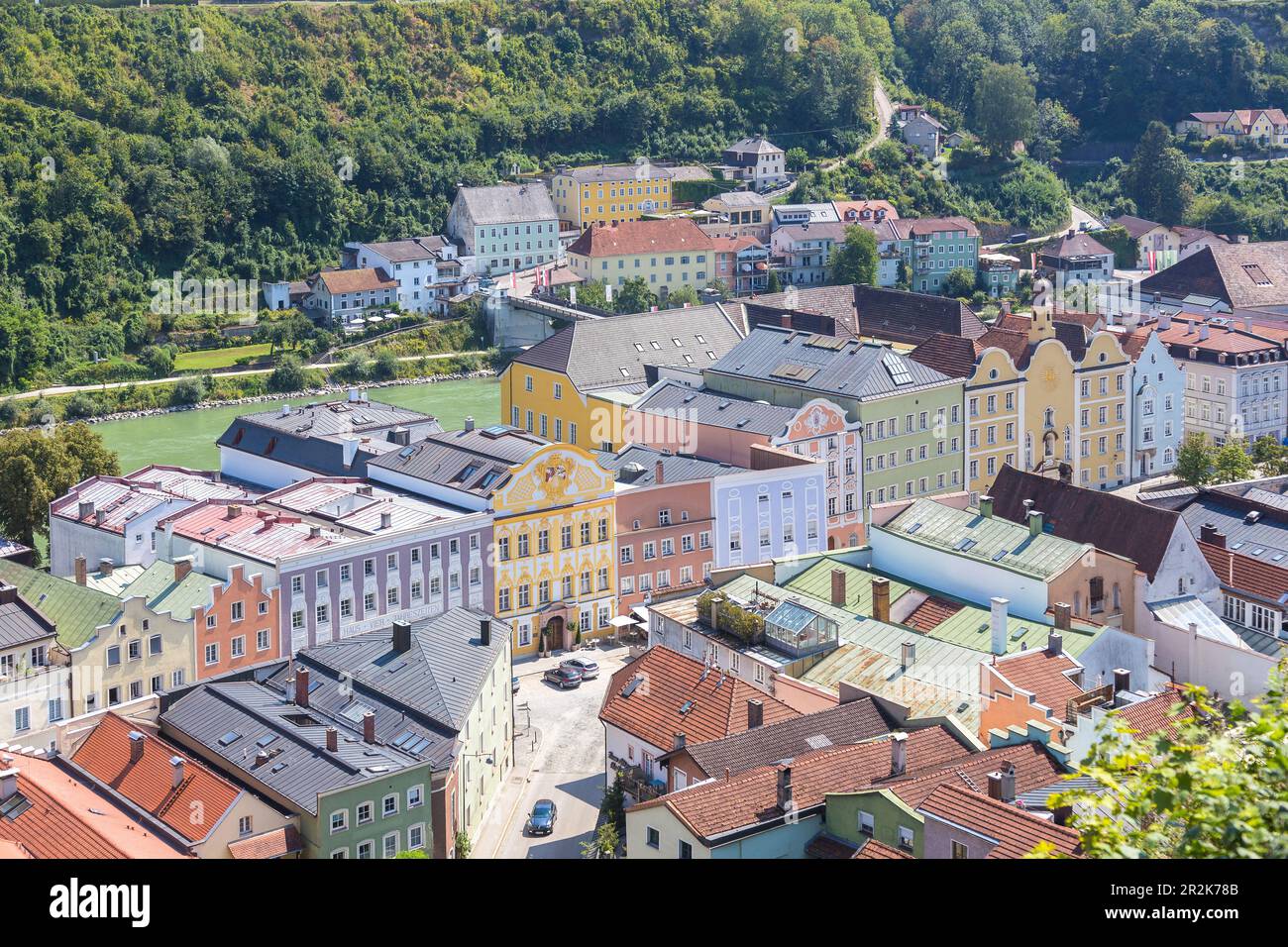 Burghausen, vista della città dal castello sulla piazza della città Foto Stock