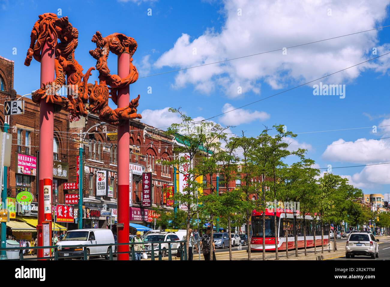 Toronto, Chinatown, Spadina Street, Dragon Gate, Street Scene Foto Stock