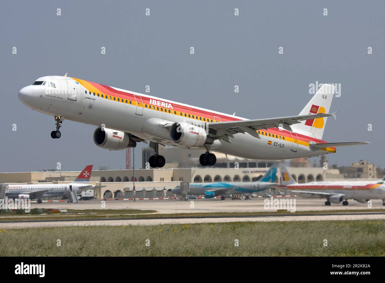 Luqa, Malta - 20 aprile 2008: Iberia Airbus A321-211 (REG: EC-ILO) decollo pista 13. Foto Stock