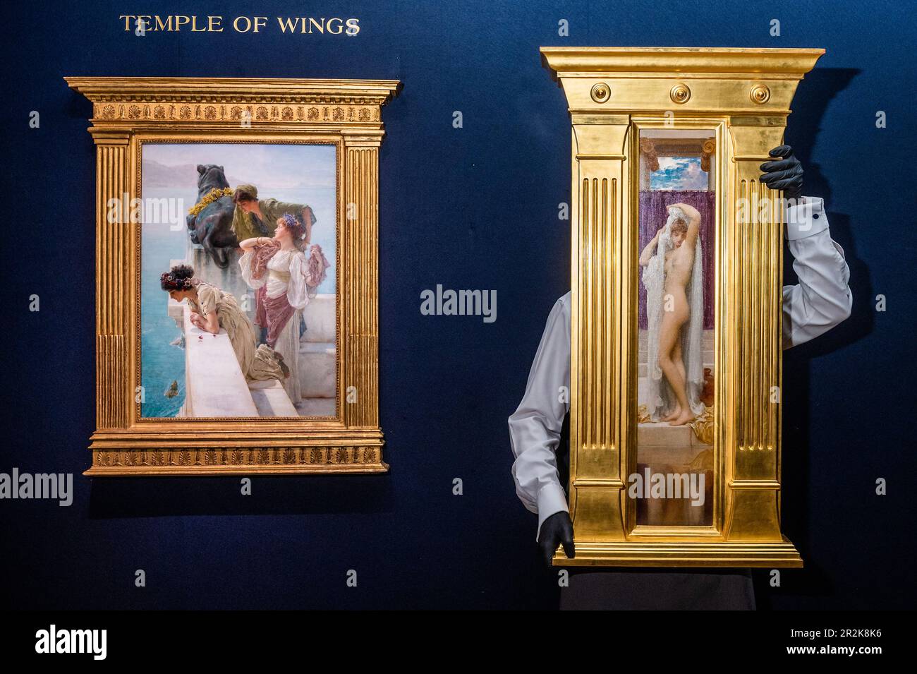 Londra, Regno Unito. 19 maggio 2023. Sir Lawrence Alma-Tadema, Un Regno di Vantage, olio su pannello, stima $ 2.500.000-3.500.000 con Frederic, Lord Leighton, il bagno di Psiche, olio su tela dipinto circa 1887, stima $ 300.000-500.000 - la seconda rata della Ann & Getty Collection: Temple of Wings vendita a Christies. Dopo la vendita di ottobre 2022 nel mese di giugno questo presenta i contenuti della storica, fine del secolo, Berkeley proprietà: Temple of Wings. La collezione sarà venduta in un'asta dal vivo a New York, che avrà luogo il 14 giugno, e due vendite online che termineranno il 15 giugno Foto Stock