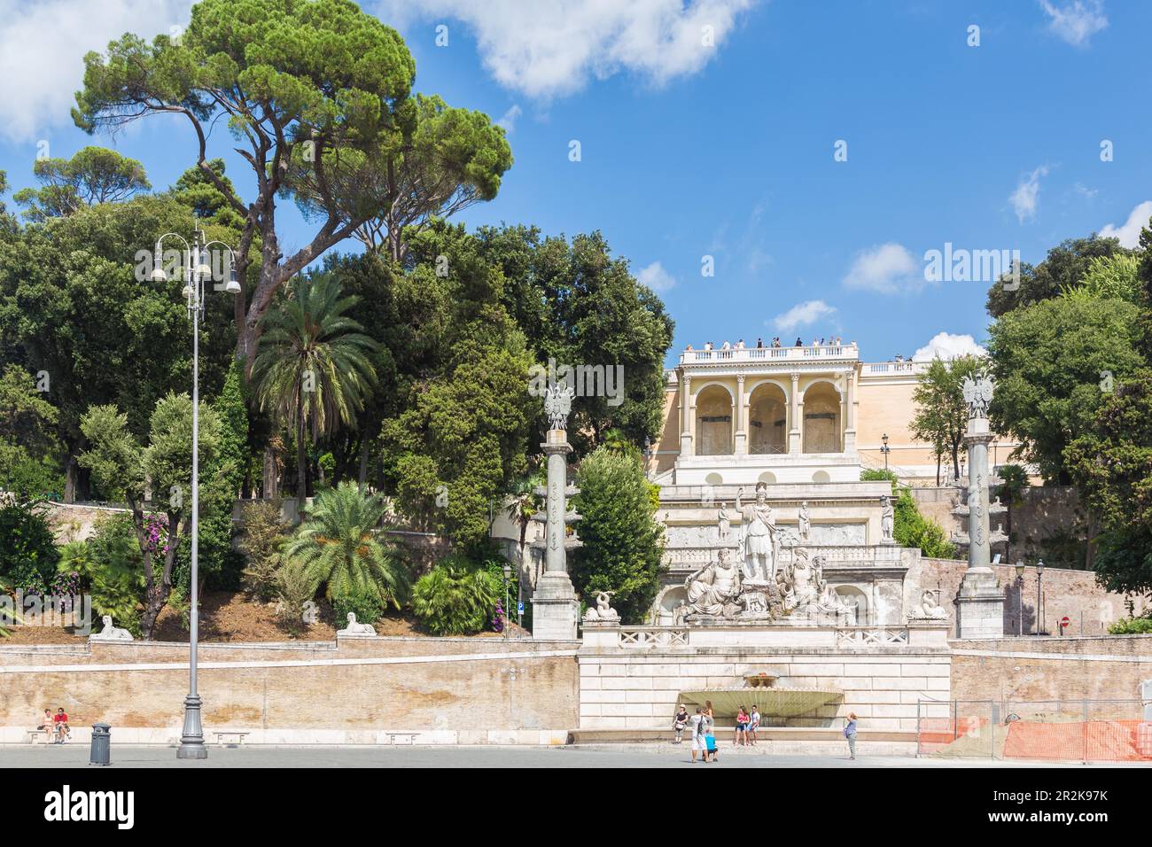 Historische Architektur mit Touristen in Rom, Lazio, Italien Foto Stock