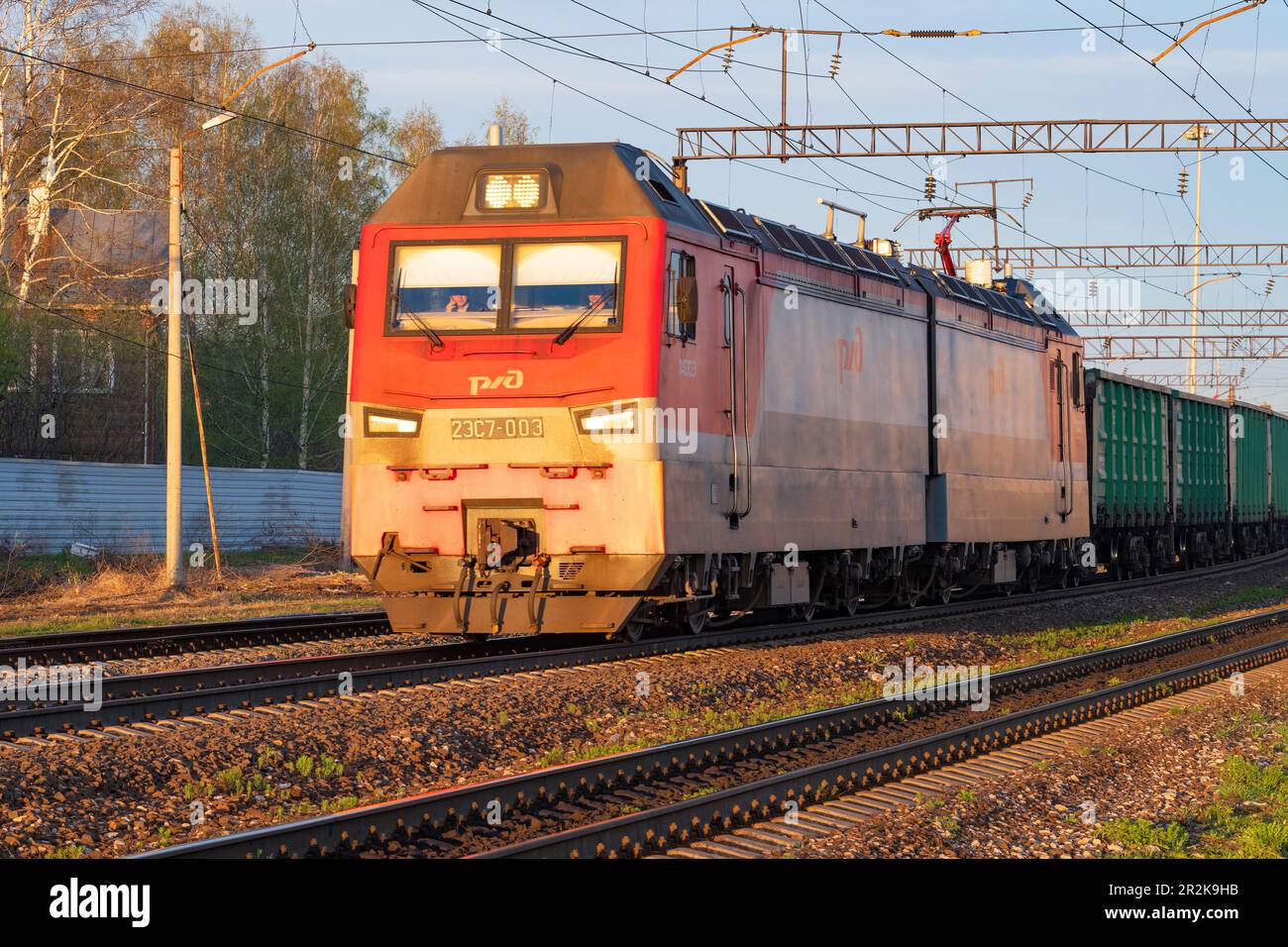 SHARYA, RUSSIA - 02 MAGGIO 2023: Locomotiva elettrica russa moderna 2ES7 "Granite Nera" in una soleggiata serata di maggio. Sharya, Ferrovia del Nord Foto Stock