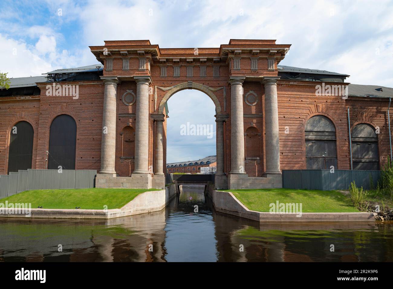 Antiche porte d'acqua del primo porto navale russo il giorno di maggio. New Holland Island, San Pietroburgo Foto Stock