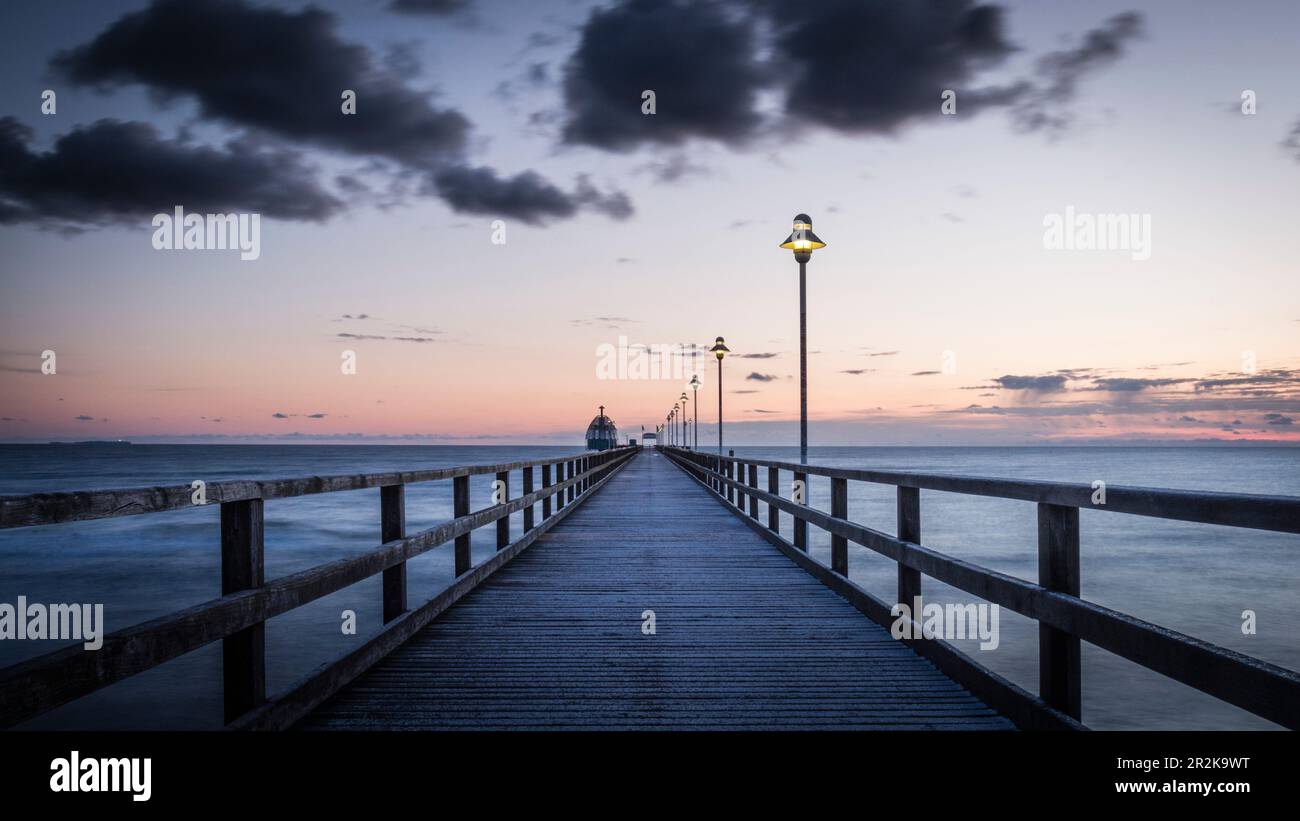 Lunga esposizione al molo di Zinnowitz su Usedom nell'ora blu all'alba, Germania, Meclemburgo-Pomerania occidentale, Mar Baltico Foto Stock