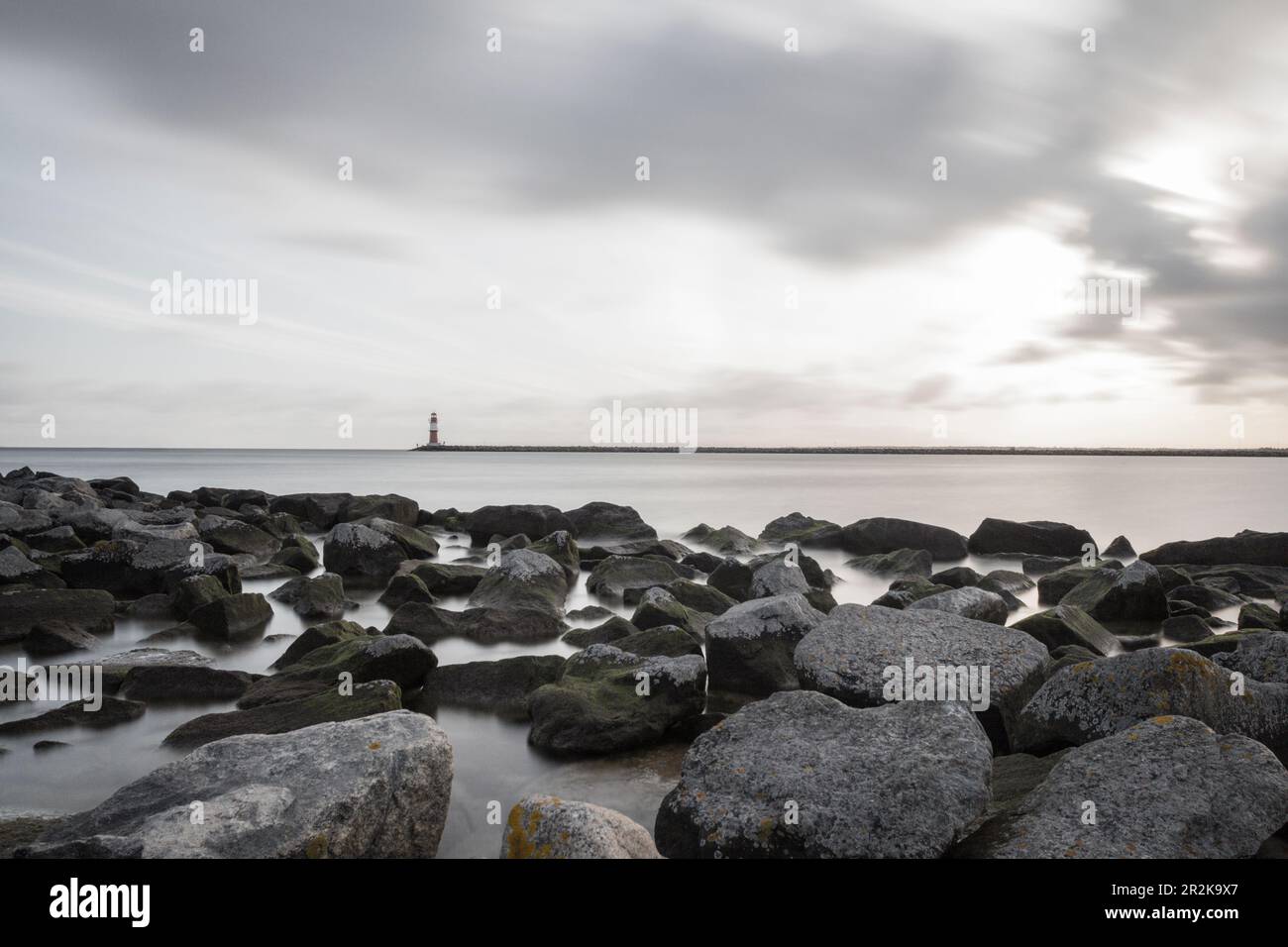Lunga esposizione al faro di Warnemuende, Germania, Meclemburgo-Pomerania occidentale, Mar Baltico Foto Stock