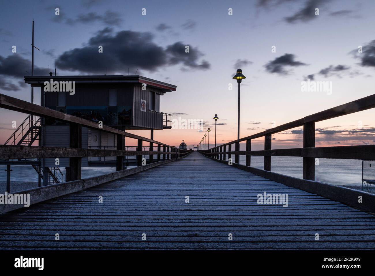 Lunga esposizione al molo di Zinnowitz su Usedom nell'ora blu all'alba, Germania, Meclemburgo-Pomerania occidentale, Mar Baltico Foto Stock