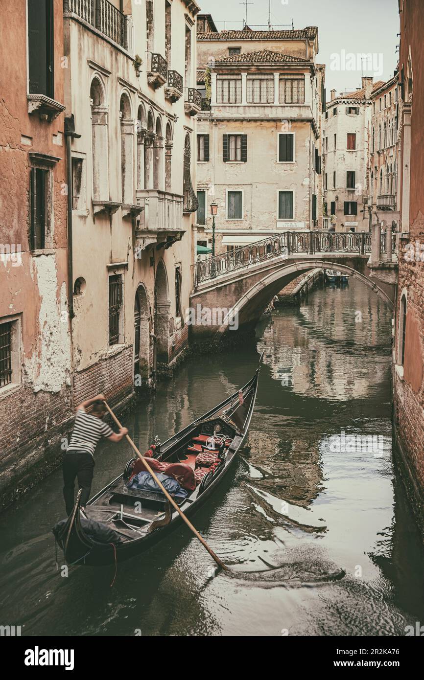 Canottaggio in gondoliere nei canali di Venezia Foto Stock