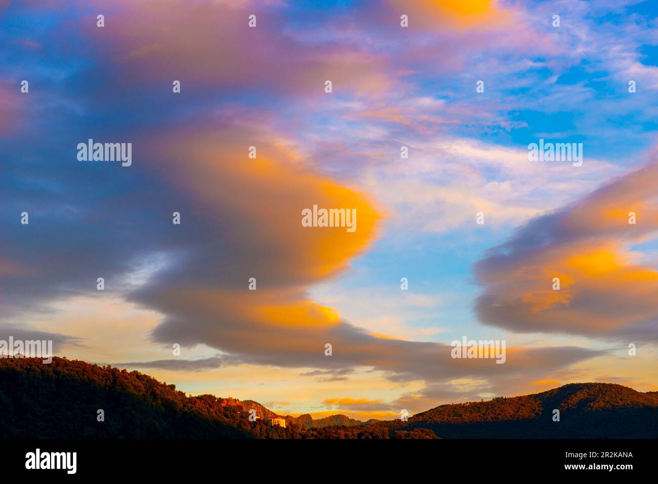 Resort 5 Stelle collina D'Oro sul Monte al Tramonto con Cloudscape a Lugano, Ticino, Svizzera. Foto Stock