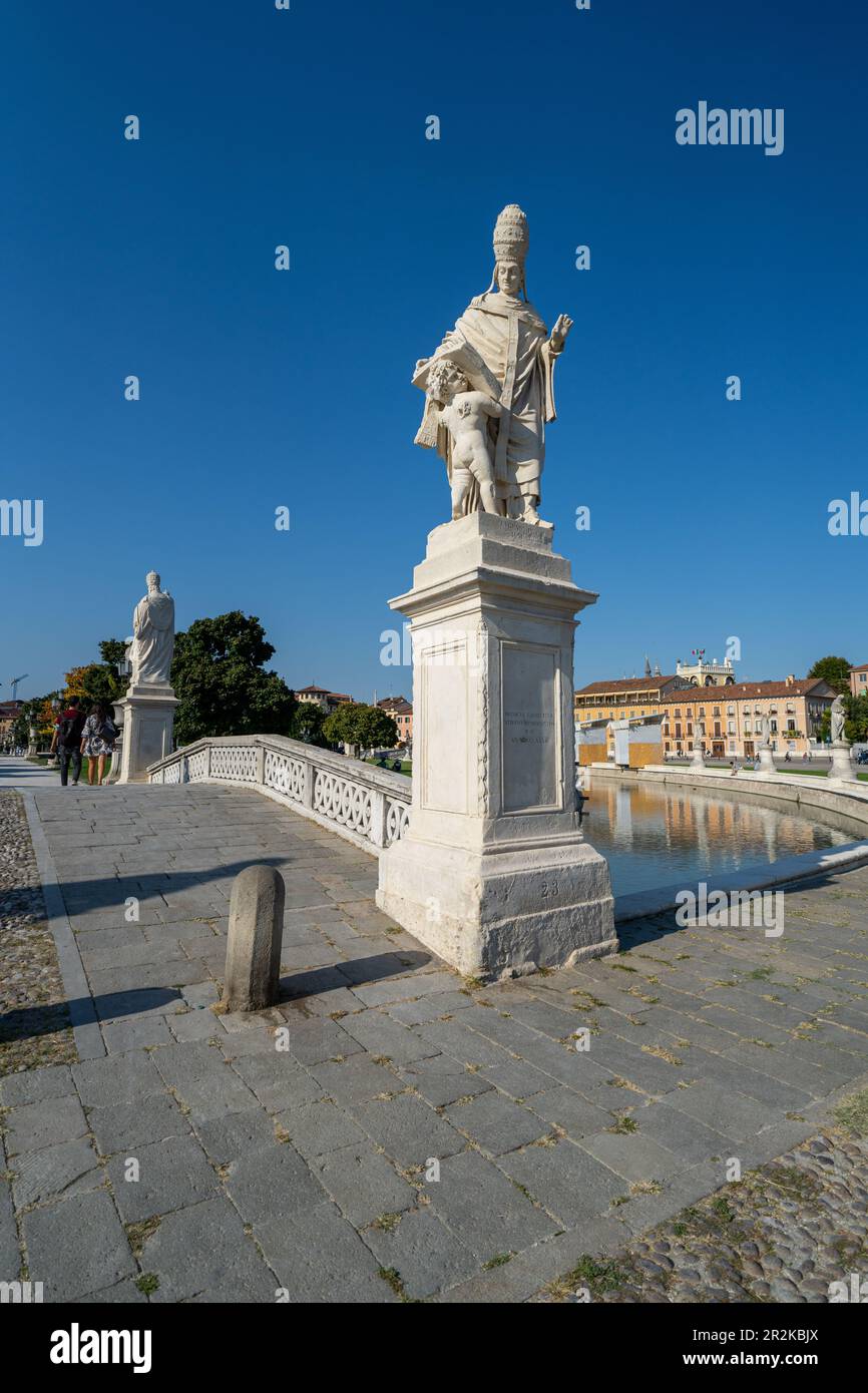 Statua di Papa Eugenio IV a Prato della Valle a Padova. Foto Stock