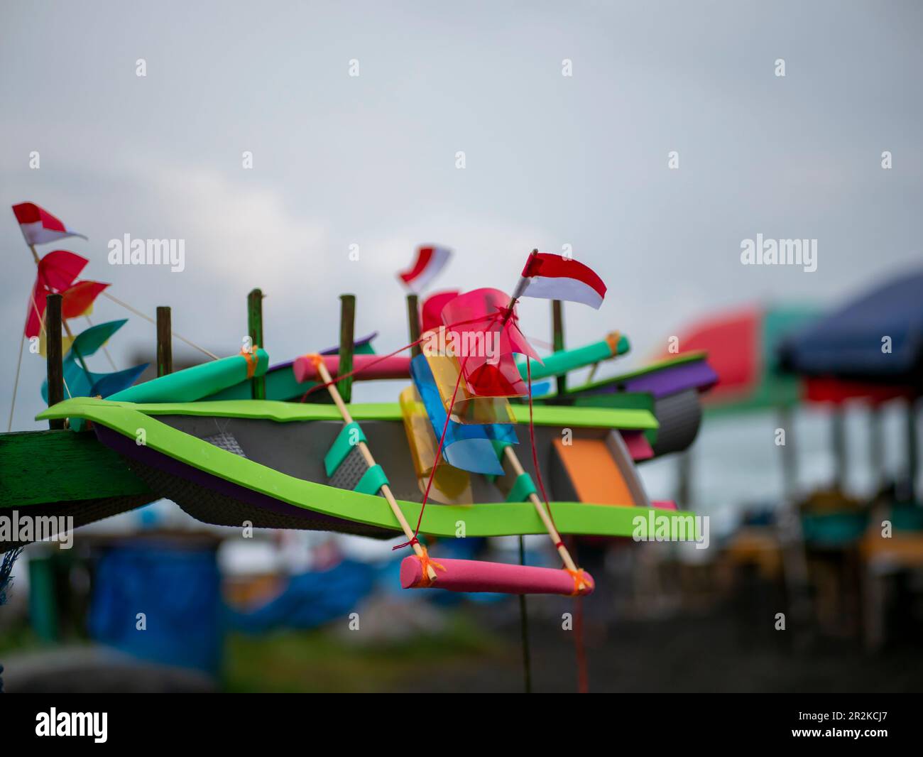 Una bandiera indonesiana in miniatura in una nave giocattolo, messa a fuoco poco profonda Foto Stock