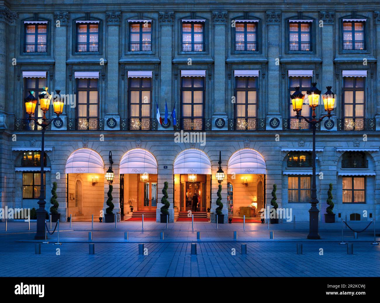 Facciata e ingresso dell'Hotel Ritz in serata, Parigi, Francia Foto Stock