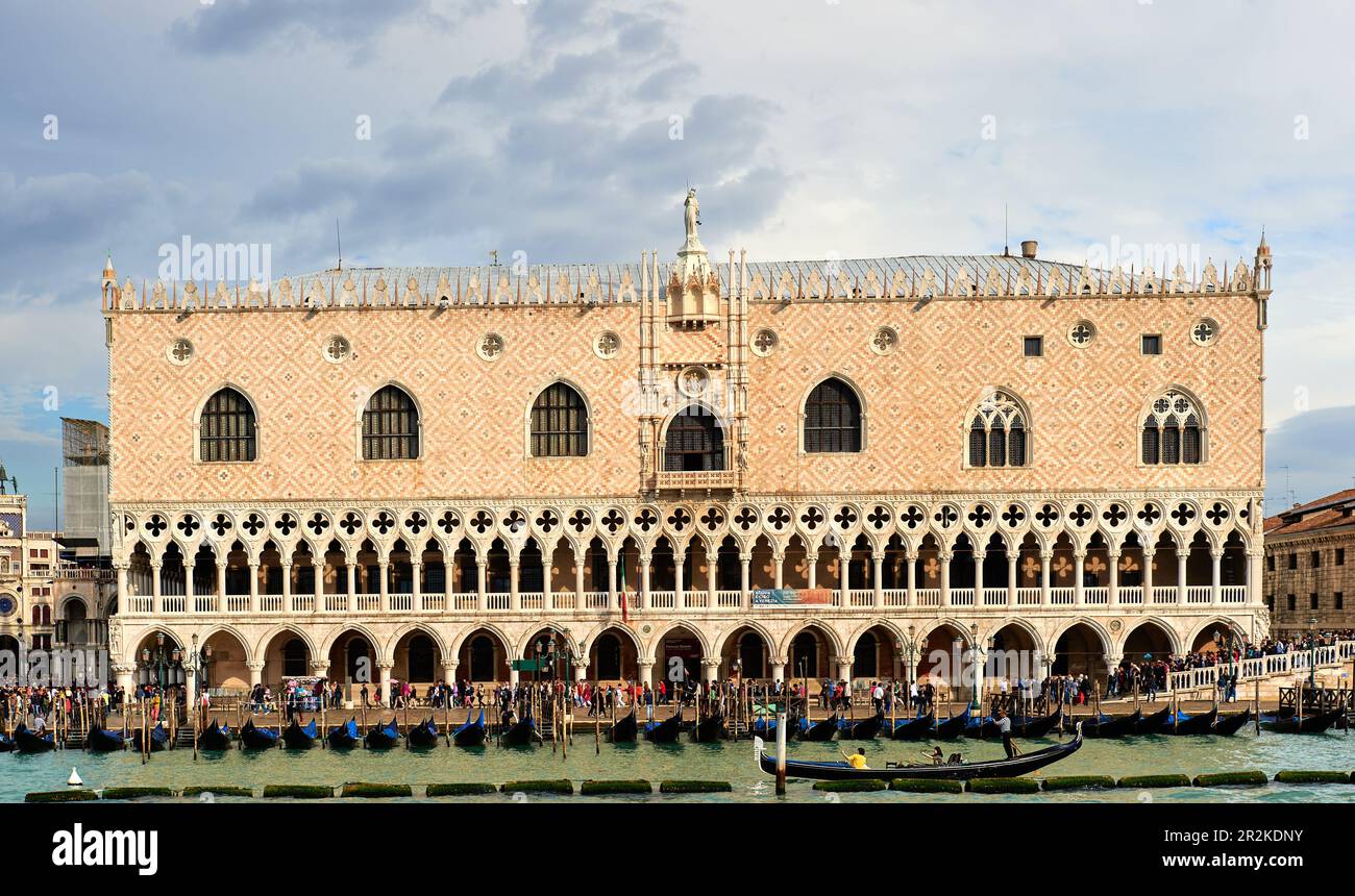 Vista dal Canal Grande del complesso ornato del palazzo gotico del Palazzo Ducale con mostre e visite guidate delle camere, Foto Stock