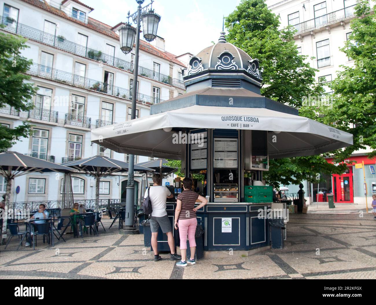 Chiosco che vende cibo e bevande a Largo de Camoes, Lisbona, Portogallo Foto Stock