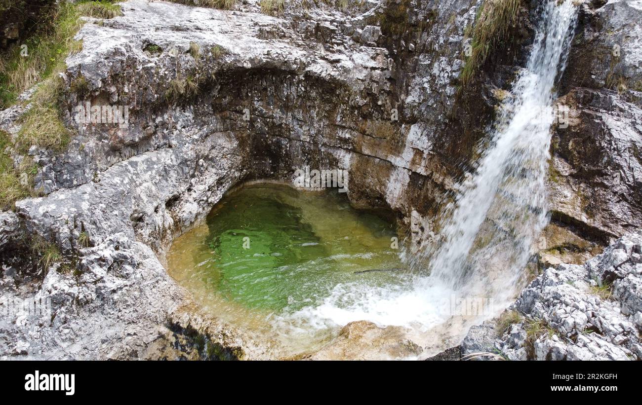 Cadini di Brenton, Italien - Kleine Wasserfälle in einem Bergtal bilden einen Wasserlauf, der mehrere Gumpen im Fels miteinander verbindet. Foto Stock