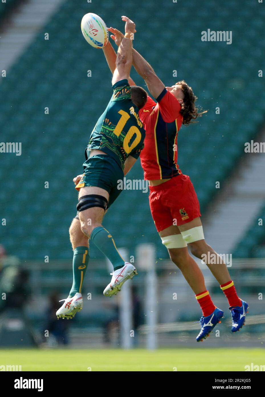 Nick Malouf in Australia e Tobias Sainz-Trapaga in Spagna combattono per la palla durante il gioco 1 della HSBC World Rugby Sevens Series al Twickenham Stadium, Londra. Data immagine: Sabato 20 maggio 2023. Foto Stock