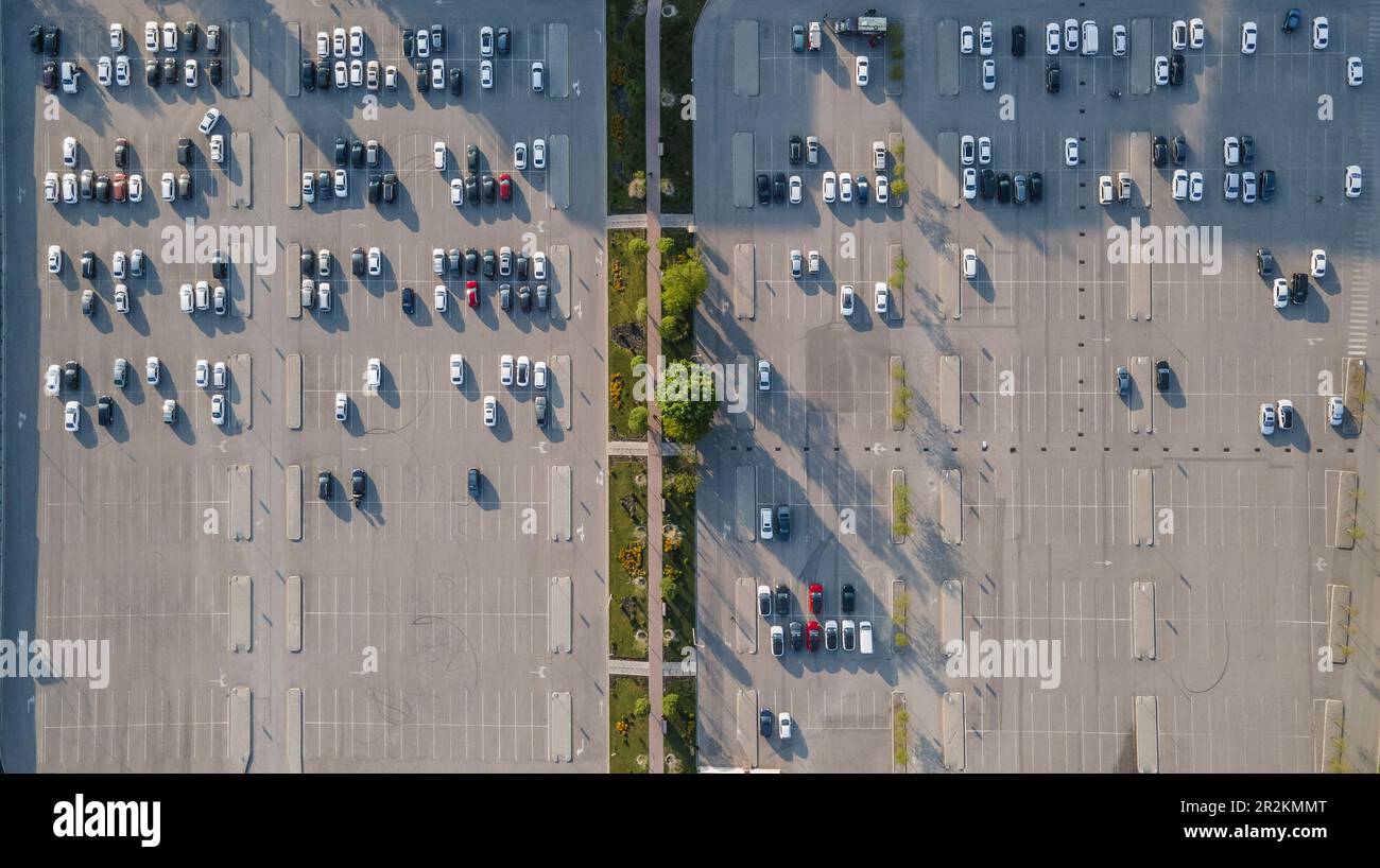 Almaty, Kazakhstan - 4 maggio 2023: Ampio parcheggio, che è diviso da un vicolo con vegetazione. Vista dall'alto Foto Stock