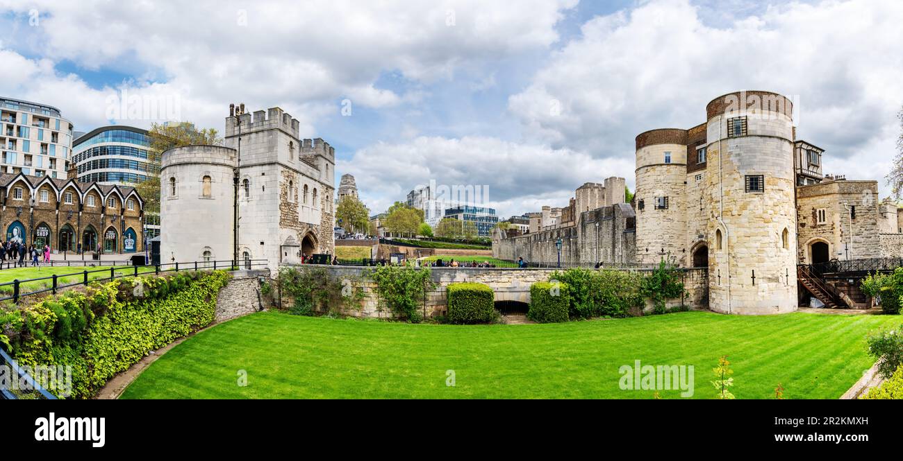 Londra, Inghilterra, Regno Unito - 15 maggio 2023: Ampia vista panoramica delle famose e storiche Torri di Londra di giorno Foto Stock