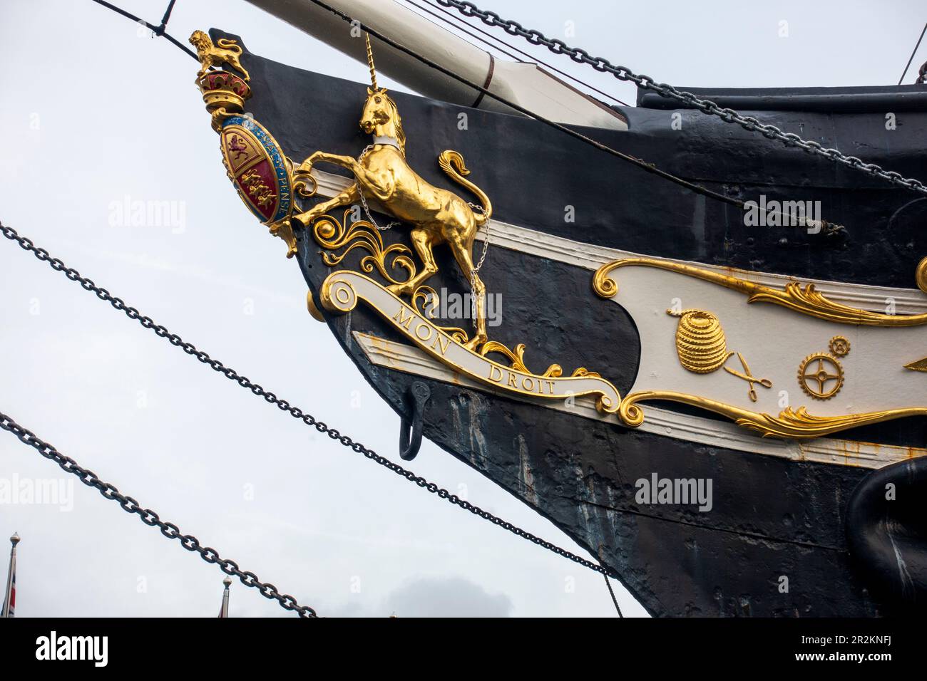 Stemma britannico con leone dorato sulla prua dello scafo delle SS Gran Bretagna restaurate di Brunel a Bristol Docks, Bristol, Avon, Regno Unito Foto Stock