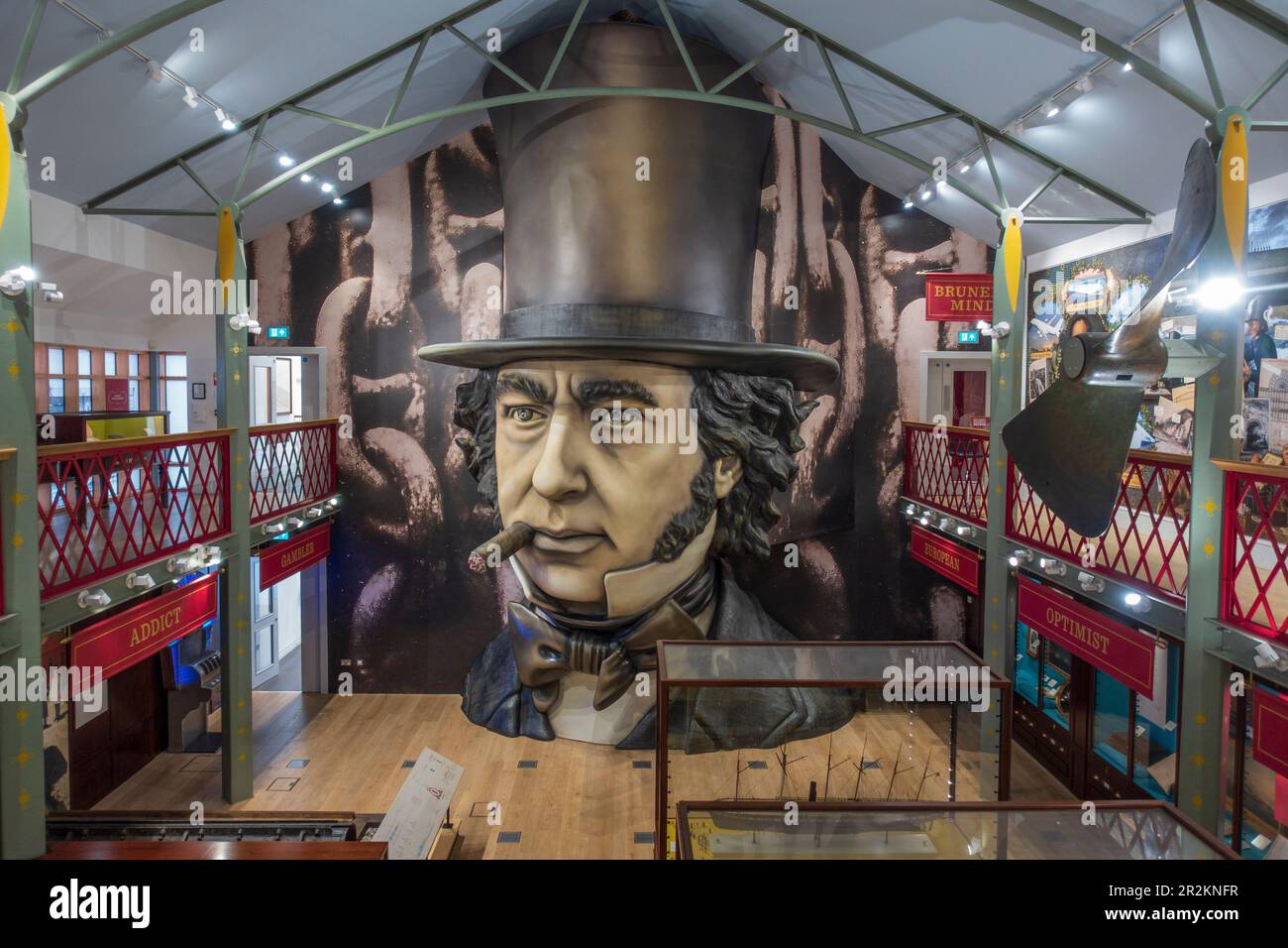 La gigantesca replica in fibra di vetro della testa di Brunel in quanto Brunel Exhibition, parte del Museo delle navi SS in Gran Bretagna a Bristol Docks, Bristol, Avon, Regno Unito Foto Stock
