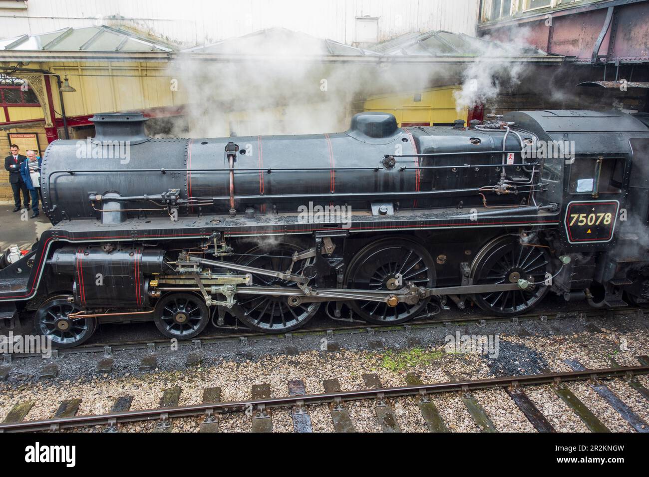 Restaurata locomotiva a vapore 75078 sulla ferrovia di Keighley & Worth Valley alla stazione di Keighley nel West Yorkshire, Inghilterra, Regno Unito Foto Stock