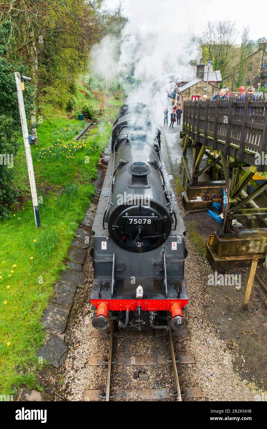 Restaurata locomotiva a vapore 75078 sulla ferrovia di Keighley & Worth Valley con partenza dalla stazione di Haworth nello Yorkshire occidentale, Inghilterra, Regno Unito Foto Stock