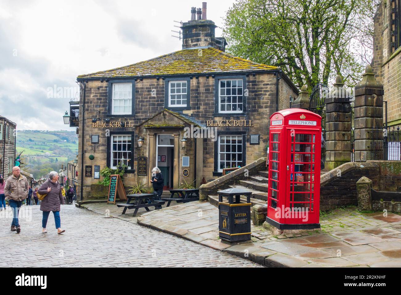 The Black Bull su Main Street nel villaggio di Haworth nello Yorkshire occidentale, Inghilterra, Regno Unito Foto Stock