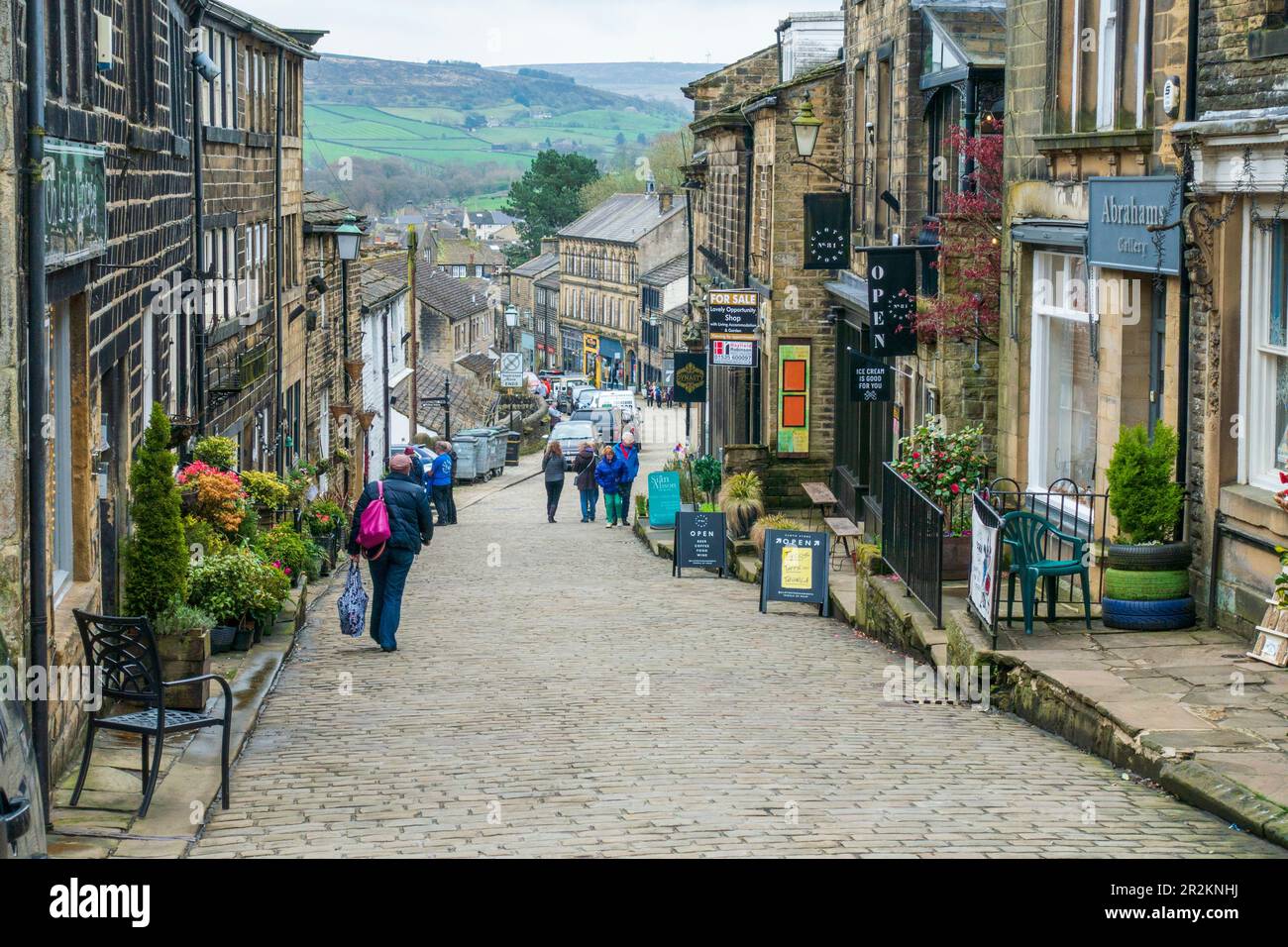 Vista che si affaccia su Main Street nel villaggio di Haworth nel West Yorkshire, Inghilterra, Regno Unito Foto Stock