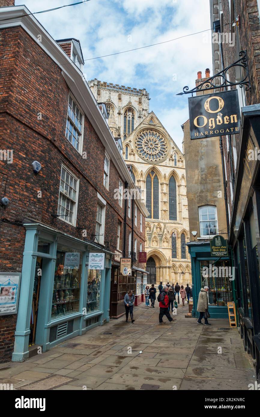 York Minster e negozi su Minster Gates visto dalla Stonegate a York, North Yorkshire, Inghilterra, Regno Unito Foto Stock