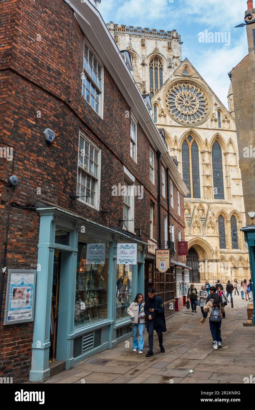 York Minster e negozi su Minster Gates visto dalla Stonegate a York, North Yorkshire, Inghilterra, Regno Unito Foto Stock
