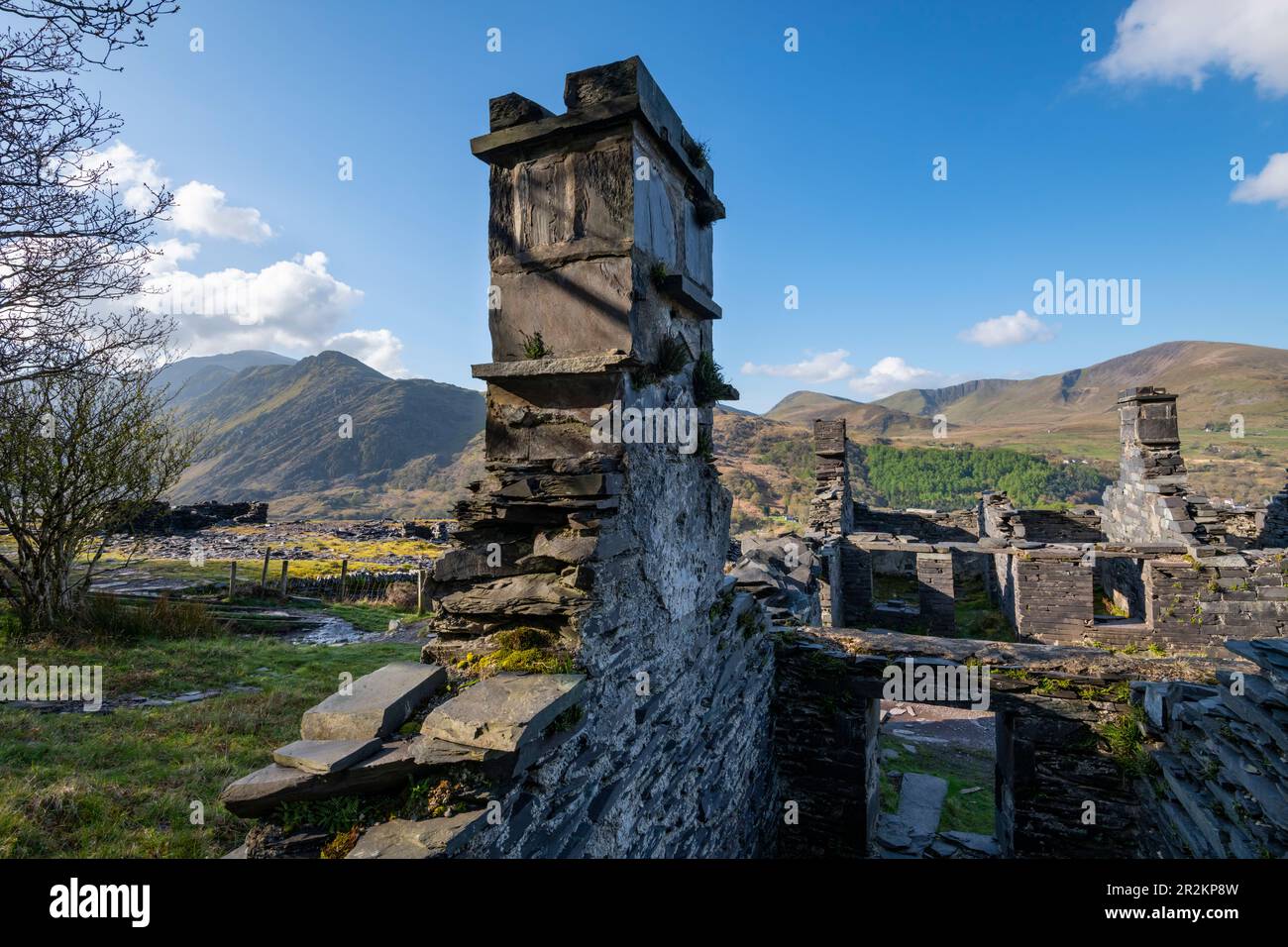 Le rovine della caserma Anglesey presso la cava di ardesia Dinorwig, Llanberis, Galles del Nord. Foto Stock