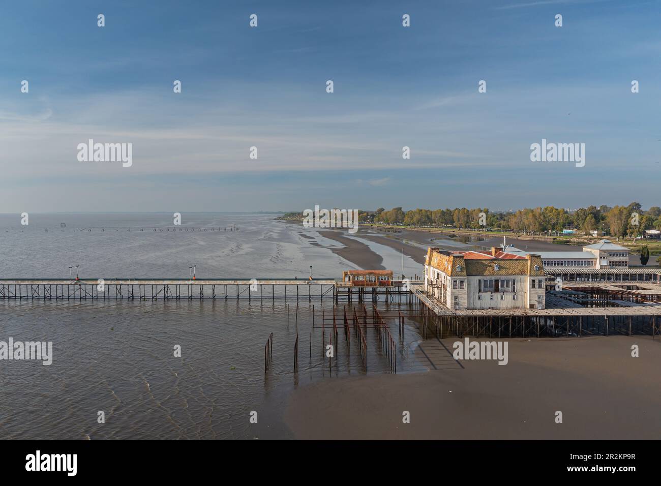 Buenos Aires, Argentina - 16th maggio 2023: Vista aerea dello storico edificio Pejerrey Club sul fiume Quilmes. Foto Stock