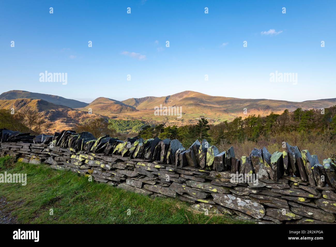 Vista sulle montagne del parco nazionale di Snowdonia dalla cava di Dinorwig, Llanberis, Galles del Nord. Foto Stock