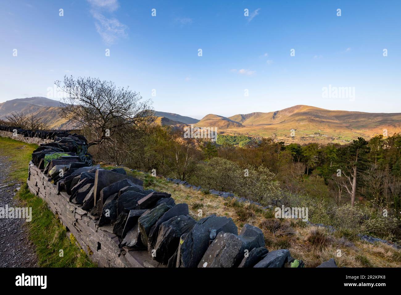 Vista sulle montagne del parco nazionale di Snowdonia dalla cava di Dinorwig, Llanberis, Galles del Nord. Foto Stock