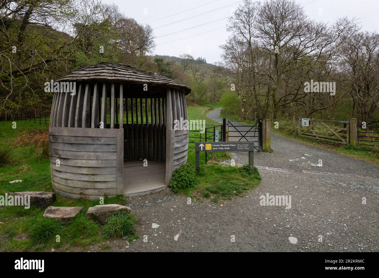 Capanna di legno accanto al sentiero per Aber Falls a Gwynedd, Galles del Nord. Foto Stock