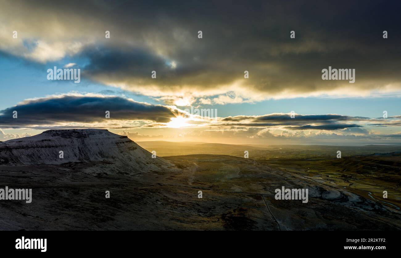 Spettacolare ripresa aerea grandangolare di Ingleborough nello Yorkshire, parte delle Yorkshire Three Peaks Foto Stock