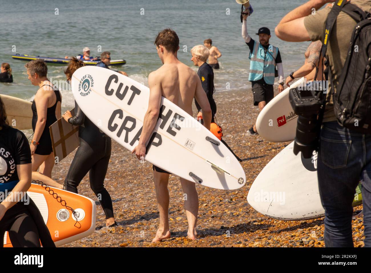 Hove Beach, città di Brighton e Hove, East Sussex, Regno Unito. Il gruppo ambientalista Surfers Against Sewage e Brighton Explorers Club organizzano una protesta sulla spiaggia di Hove contro le compagnie idriche e l'inquinamento delle acque degli UK per una balneazione sicura e la conservazione marina. 20th maggio 2023 Credit: David Smith/Alamy Live News Foto Stock