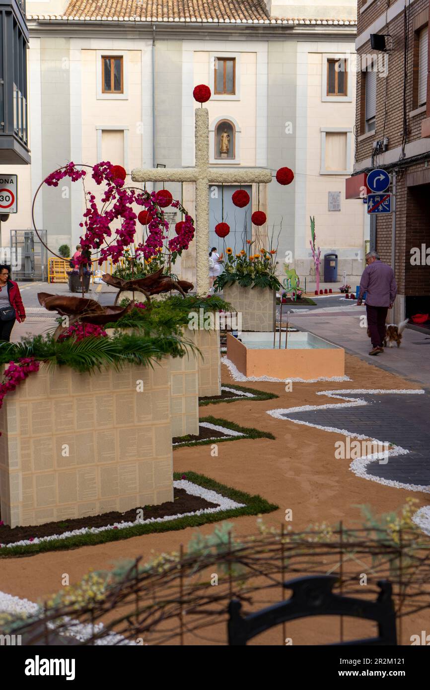 Burriana, Spagna 06-05-2023: Immagine editoriale della mostra degli elementi floreali in forma di croci per la festa di Las Cruces De Mayo in Foto Stock