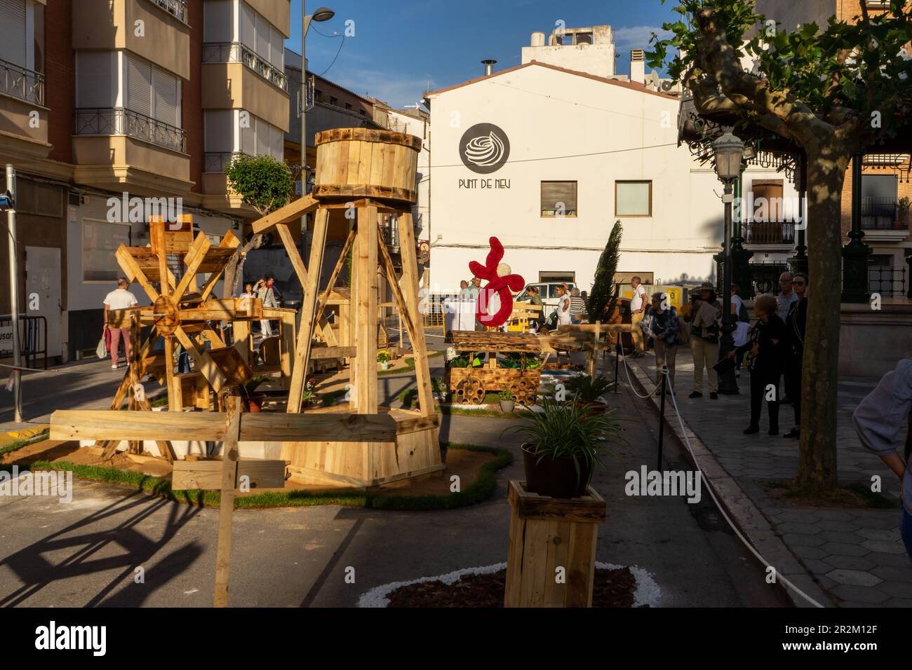 Burriana, Spagna 06-05-2023: Immagine editoriale della mostra degli elementi floreali in forma di croci per la festa di Las Cruces De Mayo in Foto Stock