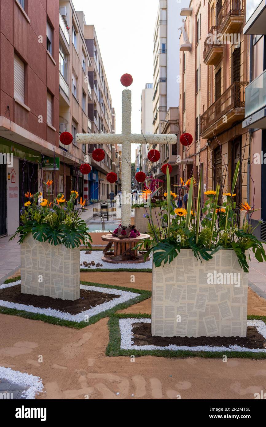 Burriana, Spagna 06-05-2023: Immagine editoriale della mostra degli elementi floreali in forma di croci per la festa di Las Cruces De Mayo in Foto Stock