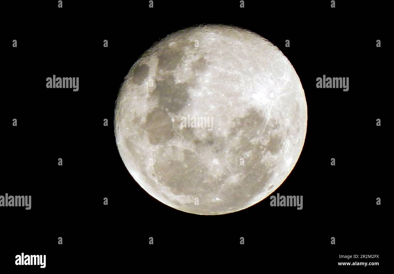 Bellezza e con le cicatrici, la Luna piena. Foto Stock