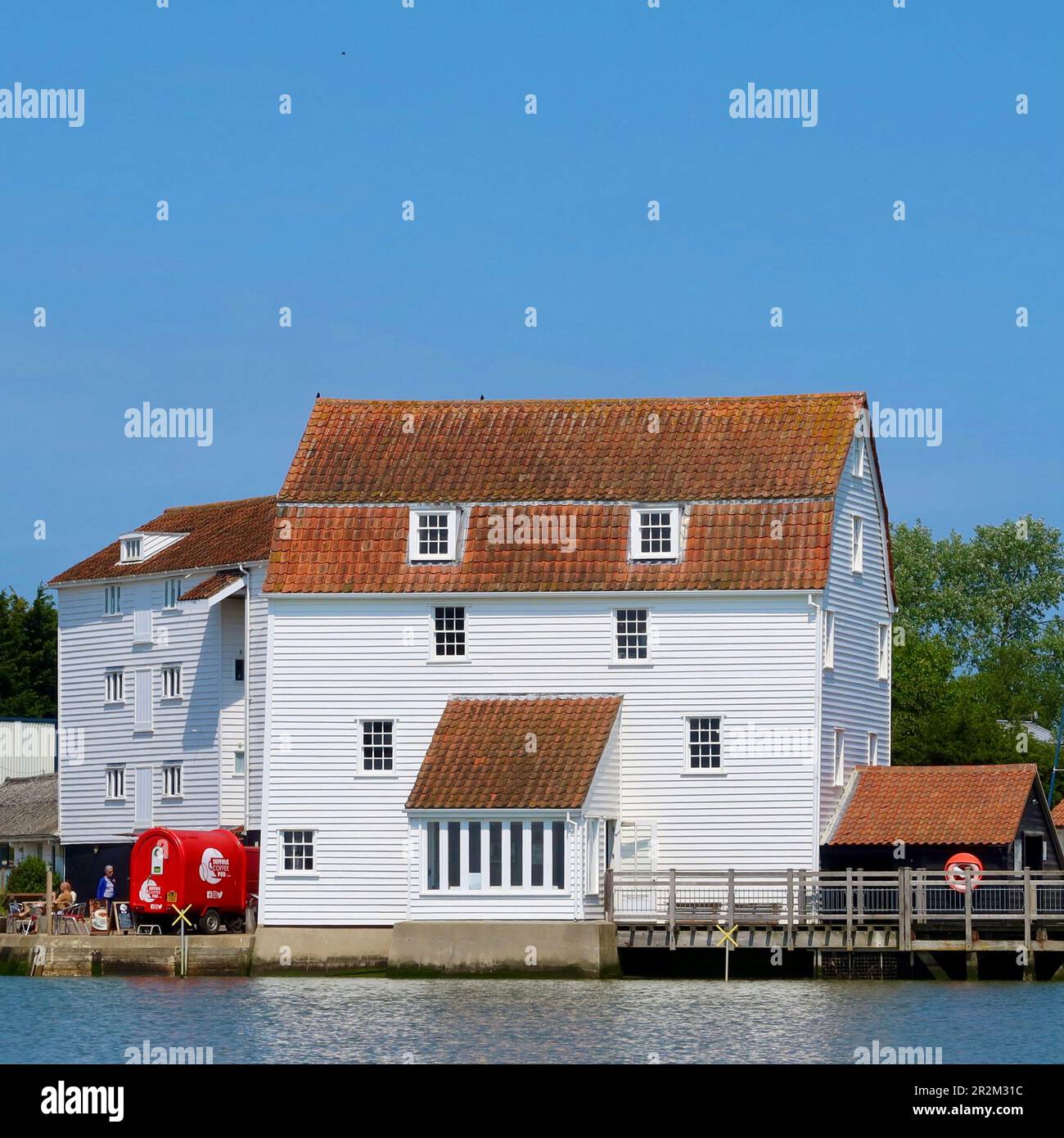 Woodbridge, Suffolk - 18 maggio 2023 : il Mulino di marea, un museo di lavoro accanto al fiume Deben. Foto Stock