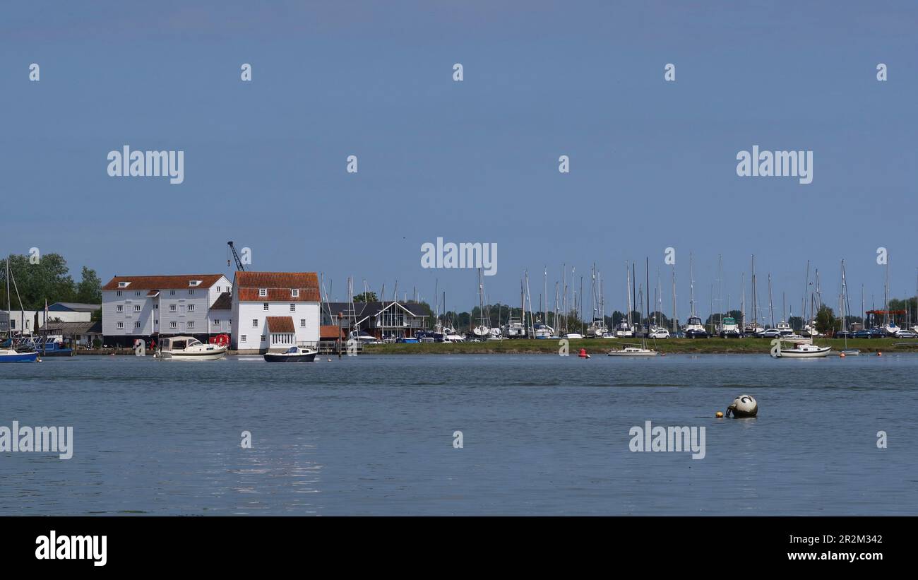 Woodbridge, Suffolk - 18 maggio 2023 : il Mulino di marea, un museo di lavoro accanto al fiume Deben. Foto Stock