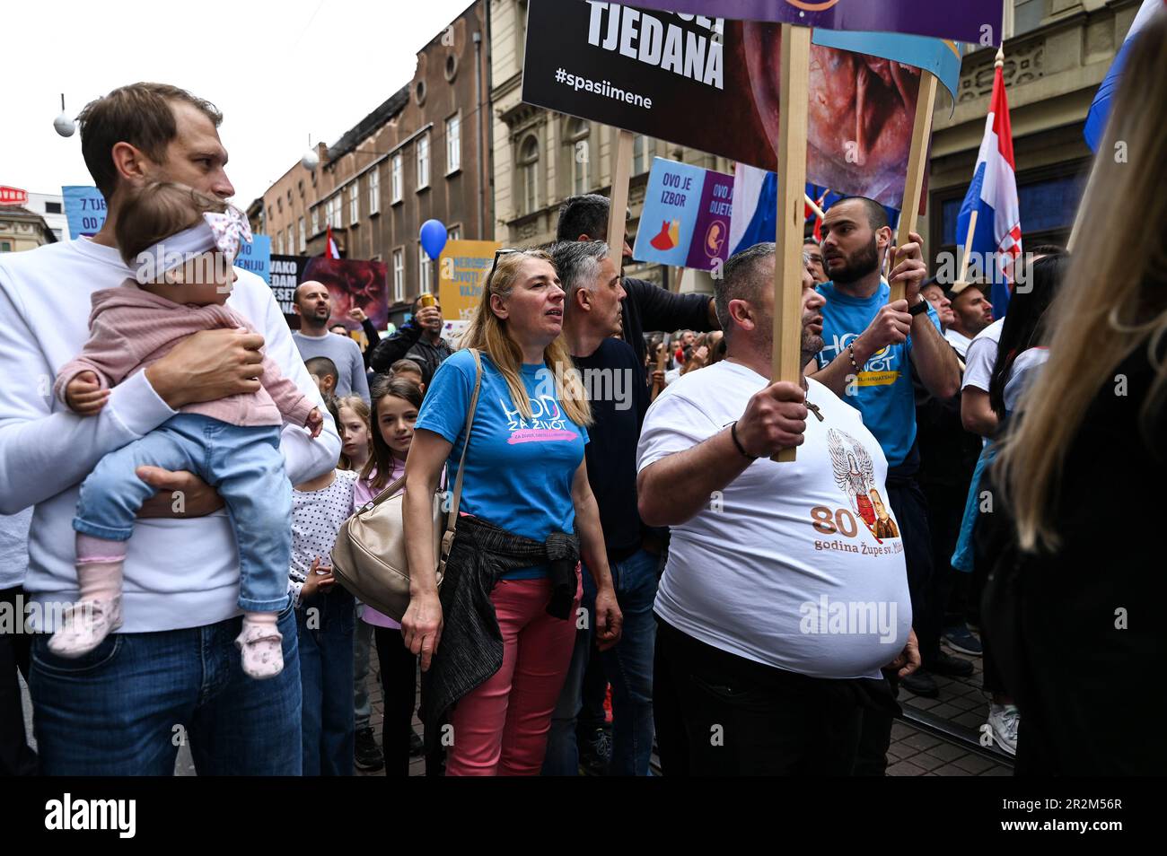 Zagabria, Croazia. 20th maggio, 2023. La gente partecipa alla marcia anti-aborto Walk for Life nel centro di Zagabria. Una passeggiata per la vita, la famiglia e la Croazia è stata organizzata dall'associazione in nome della famiglia, chiedendo un divieto legale sull'aborto, cioè la protezione della vita dal concepimento, a Zagabria, Croazia, il maggio Zoe Sarlija/PIXSELL Credit: Pixsell/Alamy Live News Foto Stock