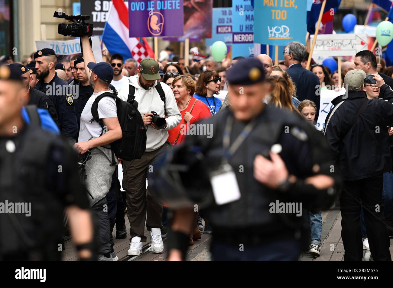 Zagabria, Croazia. 20th maggio, 2023. La gente partecipa alla marcia anti-aborto Walk for Life nel centro di Zagabria. Una passeggiata per la vita, la famiglia e la Croazia è stata organizzata dall'associazione in nome della famiglia, chiedendo un divieto legale sull'aborto, cioè la protezione della vita dal concepimento, a Zagabria, Croazia, il maggio Zoe Sarlija/PIXSELL Credit: Pixsell/Alamy Live News Foto Stock