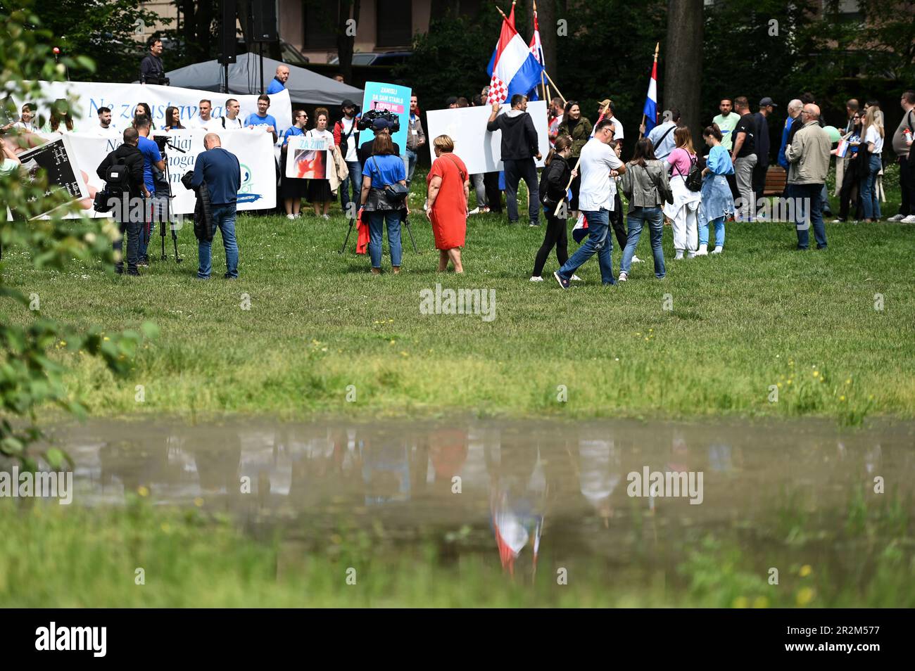 Zagabria, Croazia. 20th maggio, 2023. La gente partecipa alla marcia anti-aborto Walk for Life nel centro di Zagabria. Una passeggiata per la vita, la famiglia e la Croazia è stata organizzata dall'associazione in nome della famiglia, chiedendo un divieto legale sull'aborto, cioè la protezione della vita dal concepimento, a Zagabria, Croazia, il maggio Zoe Sarlija/PIXSELL Credit: Pixsell/Alamy Live News Foto Stock